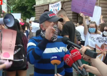Babai i 15-vjeçares së përdhunuar shfaqet i maskuar në protestë: Nëse qeveria s’e kalb në burg atëhere do t’ja jap unë dënimin