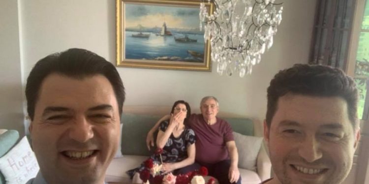 Basha i uron ditëlindjen nënës, poston foton e veçantë