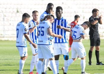 Ndeshja në Gjirokastër, ekipi i Tiranës bën tamponin e Covid 19