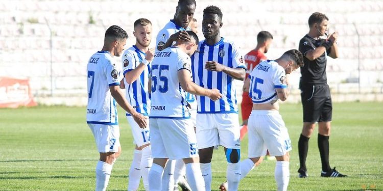 Ndeshja në Gjirokastër, ekipi i Tiranës bën tamponin e Covid 19