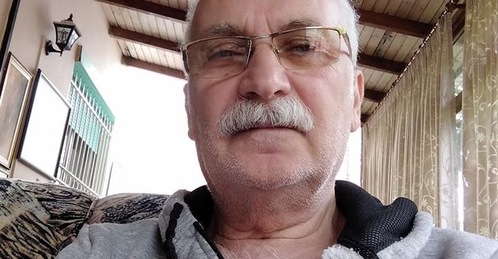 “Nuk kam brekë në b*thë”, gazetari tregon historinë me Sekretarin e Partisë dhe telefonatën me kushëririn në Greqi