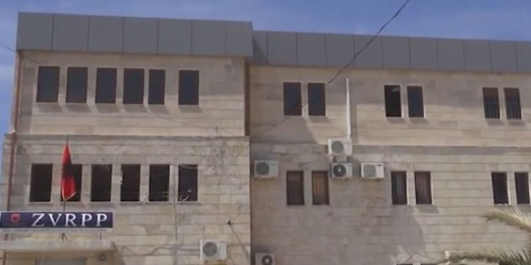 Estradë me Kadastrën e Vlorës, dorëhiqet edhe drejtori i shtatë