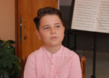 Njihuni me Martinin, 12-vjecari nga Saranda që luan në violinë tek bulevardi qytetit (VIDEO)