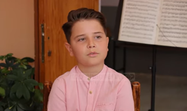 Njihuni me Martinin, 12-vjecari nga Saranda që luan në violinë tek bulevardi qytetit (VIDEO)