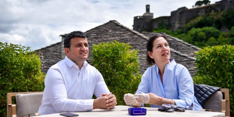 “Ku të shkosh në fundjavë? Gjirokastër them unë. Pse? Si pse more….”, Kumbaro thirrje për të vizituar qytetin e gurtë