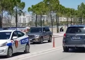 Plas sherri mes të rinjve në Lungomaren e Vlorës, njëri nxjerr pistoletën… por i bie nga dora