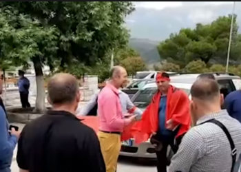 Protestë nacionalistësh në Gjirokastër, kërkohet dorëheqja e konsullit grek. Organizatorët gjobiten me 5 milionë lekë