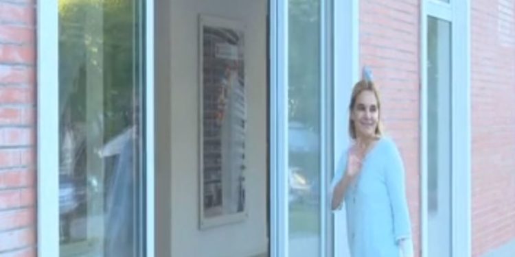 Monika Kryemadhi shkon tek Basha me dorën e fashuar dhe duke çaluar