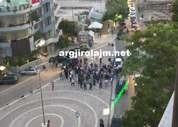 Aleanca për Teatrin dështon në Sarandë, pak njerëz në shesh. Aktori Neritan Liçaj: Ministri i Brendshën është si sufllaqe (VIDEO)