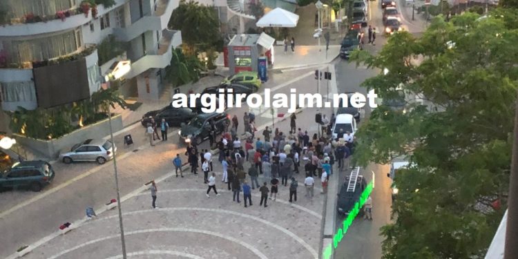 Aleanca për Teatrin dështon në Sarandë, pak njerëz në shesh. Aktori Neritan Liçaj: Ministri i Brendshën është si sufllaqe (VIDEO)