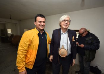 Miku italian i Ramës viziton Gjirokastrën, Vittorio Sgarbi shkon edhe në shtëpinë e Enver Hoxhës (FOTO)