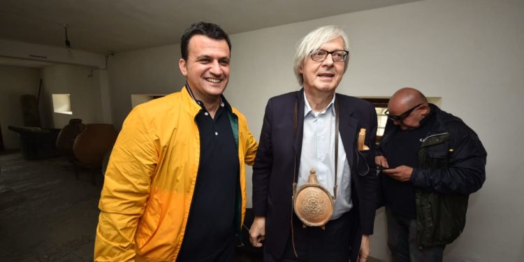 Miku italian i Ramës viziton Gjirokastrën, Vittorio Sgarbi shkon edhe në shtëpinë e Enver Hoxhës (FOTO)