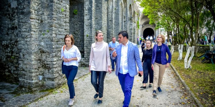 Hyrje falas në muzetë e Gjirokastrës, Elva Margariti nënshkruan marrëveshjen me Flamur Golemin (FOTO)