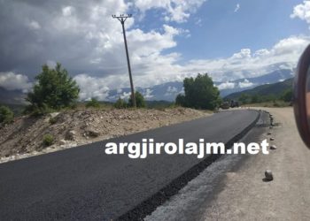 Punimet në aksin Kardhiq-Delvinë, nis shtrimi me asfalt i një pjese tjetër të rrugës (VIDEO)