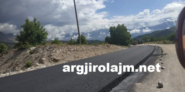 Punimet në aksin Kardhiq-Delvinë, nis shtrimi me asfalt i një pjese tjetër të rrugës (VIDEO)