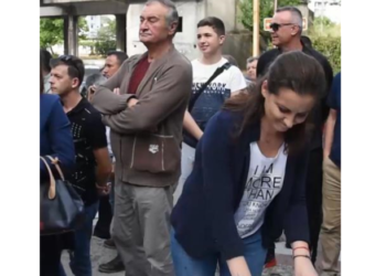 Peticioni për Teatrin Kombëtar mbërrin në Gjirokastër, firmos Vangjel Tavo, Zamira Rami dhe ish-drejtorët e PD-së e LSI-së (VIDEO)