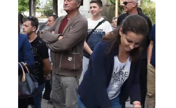 Peticioni për Teatrin Kombëtar mbërrin në Gjirokastër, firmos Vangjel Tavo, Zamira Rami dhe ish-drejtorët e PD-së e LSI-së (VIDEO)