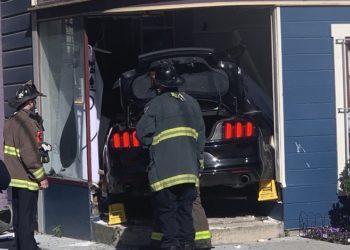 Aksidenti i frikshëm, shoferi shkruante në celular, makina përfundon brenda një shtëpie (FOTO)