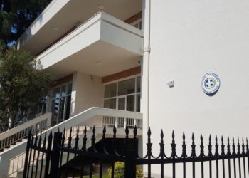 Njoftim i ambasadës greke në Tiranë, ja kush do të lejohet të kalojë kufirin