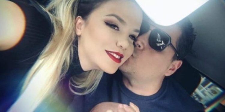 “Me këmbë përpjetë”/ Rezarta Shkurta tregon sesi e sjellë burrin për 2 sekonda në shtëpi