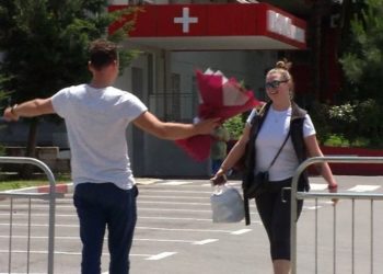 Çoi Covdin në Sarandë, ukrainasja lë spitalin, i dashuri shqiptar i bën surprizë