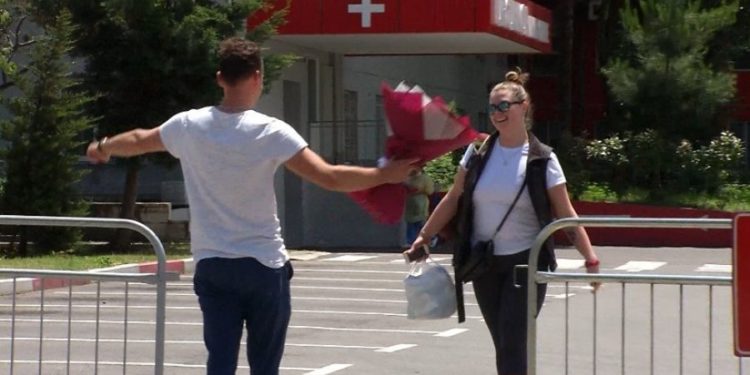 Çoi Covdin në Sarandë, ukrainasja lë spitalin, i dashuri shqiptar i bën surprizë