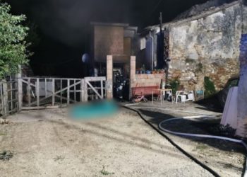 Çmendet shqiptari në Itali/ Lyen me benzinë shtëpinë e tenton të djegë gruan me 4 fëmijët. Në fund humb jetën për vete