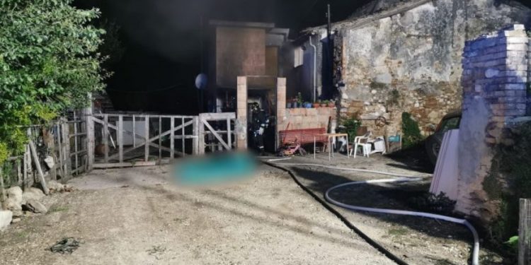 Çmendet shqiptari në Itali/ Lyen me benzinë shtëpinë e tenton të djegë gruan me 4 fëmijët. Në fund humb jetën për vete