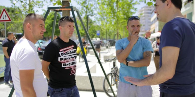 Basha takim në Vlorë: Situatë e rëndë ekonomike, qytetarët shkëmbejnë orendi shtëpiake për bukën e gojës