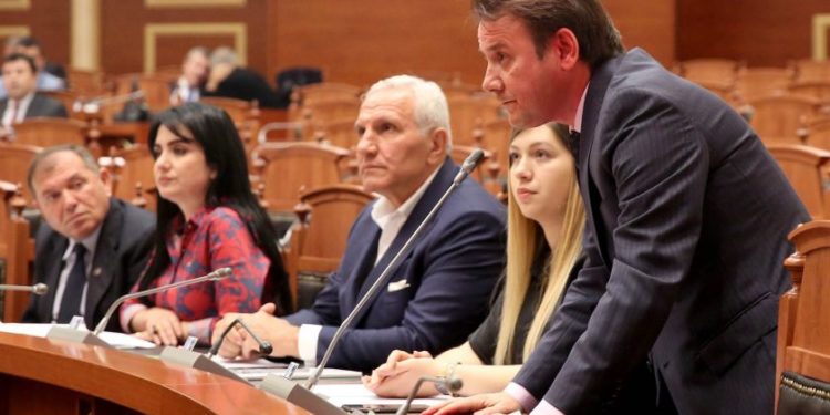 “Pa lista të hapura s’kalon asgjë në Parlament”, Ralf Gjoni thirrje për opozitën