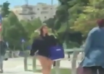 ‘Plas’ në Fier, vajza shëtit me brekë nëpër rrugë (VIDEO)