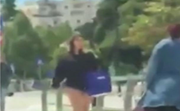 ‘Plas’ në Fier, vajza shëtit me brekë nëpër rrugë (VIDEO)