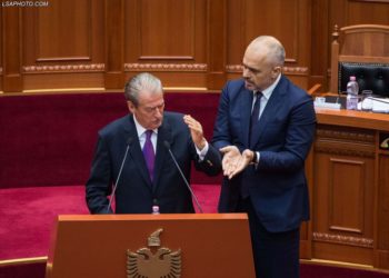 Berisha – Ramës: Ti duhesh varur te “Sheshi i Flamurit” në Vlorë