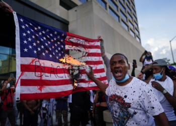 Trump kërkon ligj për burgosjen e protestuesve që djegin flamurin amerikan