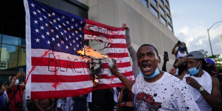 Trump kërkon ligj për burgosjen e protestuesve që djegin flamurin amerikan