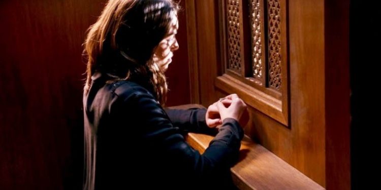 Historia e pazakontë/ Gruaja denoncon ish të dashurin pas lidhjes jashtëmartesore. Shkon në polici bashkë me burrin