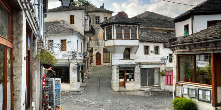 Çmenduria e 1997: Si e bashkuan fshatarët e Gjirokastrës, Shqipërinë me Greqinë