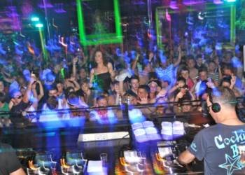 Klubet e natës dhe diskot do të hapen, por nuk do të lejohet…