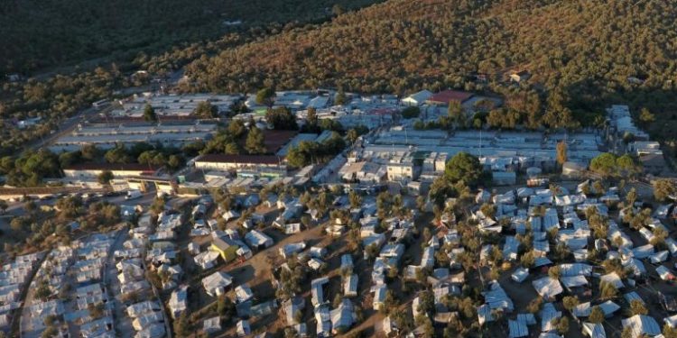 Kaos në kampin më të madh të refugjatëve në Greqi, të paktën 5 të vrarë me thikë