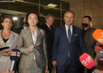 Pijini lëngun tani marrëveshjes