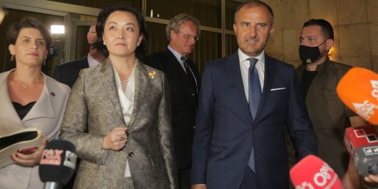 Pijini lëngun tani marrëveshjes