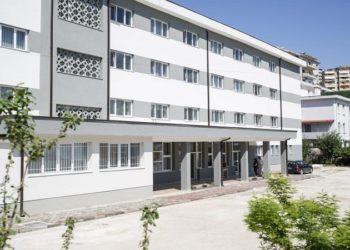 Pas Xhamisë së Pazarit, turqit financojnë edhe rikonstruksionin e konviktit të vajzave në Gjirokastër. Zv.ministri i Arsimit inspekton punimet