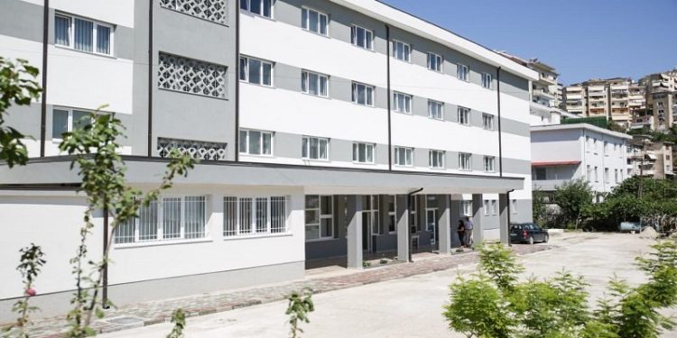 Pas Xhamisë së Pazarit, turqit financojnë edhe rikonstruksionin e konviktit të vajzave në Gjirokastër. Zv.ministri i Arsimit inspekton punimet