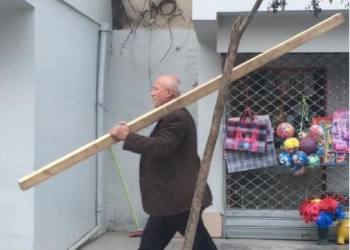 Deputeti i Sarandës kapet ‘mat’, niset drejt Kuvendit me një hu në dorë