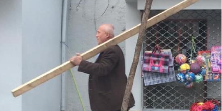 Deputeti i Sarandës kapet ‘mat’, niset drejt Kuvendit me një hu në dorë