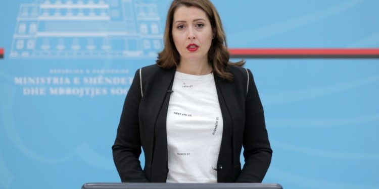 Rriten frikshëm rastet me Covid në Shqipëri, ministrja e Shëndetësisë ka një apel: Mos ulni vigjilencën!