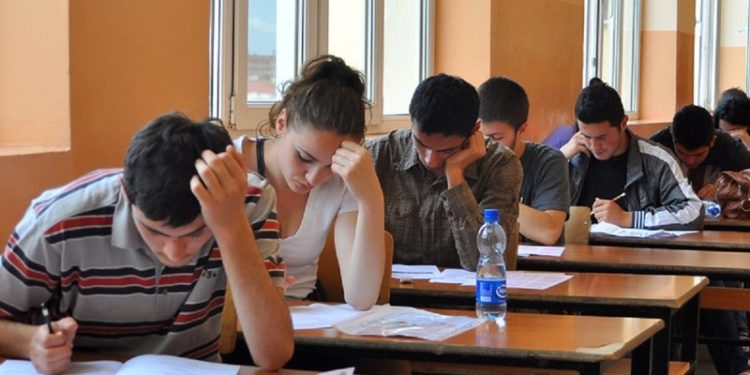 Sot provimi i fundit për maturantët! Testojnë njohurinë në lëndët me zgjedhje