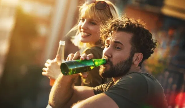 Studimi SHBA: Burrat duhet të pijnë vetëm një pije alkoolike në ditë