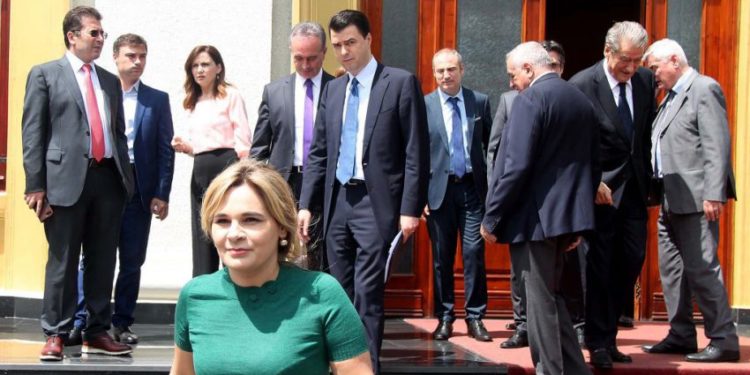 Monika Kryemadhi bëhet pishman, heq dorë nga zgjedhjet e parakohshme dhe largimi i Ramës: Njerëzit do të votojnë kundër tij