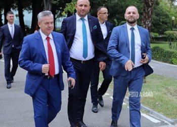 Opozita paralamentara depoziton në Kuvend kërkesën me 29 firma: Të ndryshohet sistemi, lista të hapura